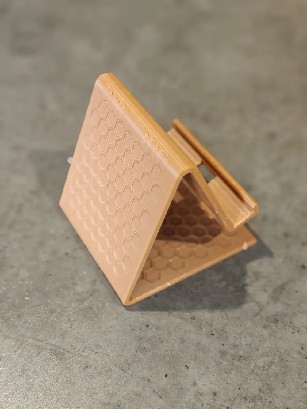 Back of the Q3D phone stand covered in a debossed hexagon pattern.